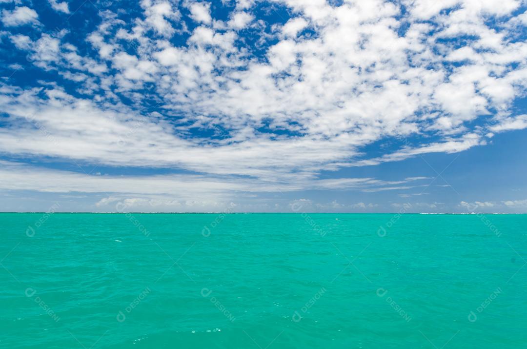 Linda imagem de barco navegando em um paraíso tropical Bela imagem de barco navegando em um paraíso tropical