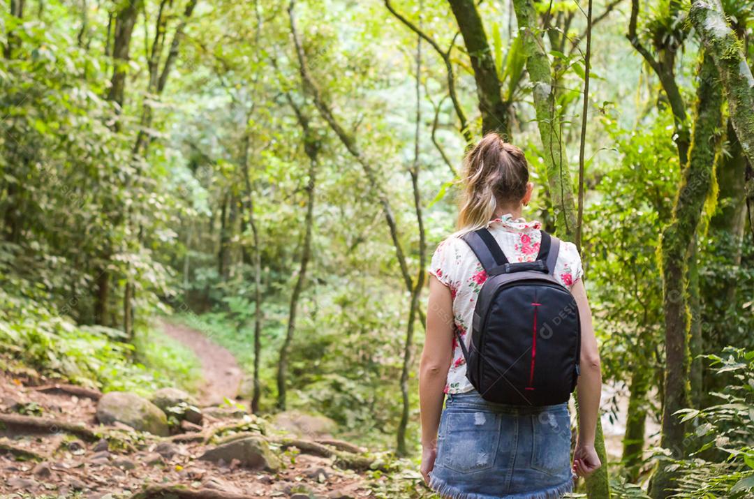Grande conceito de trilha, vista traseira do jovem caminhando.