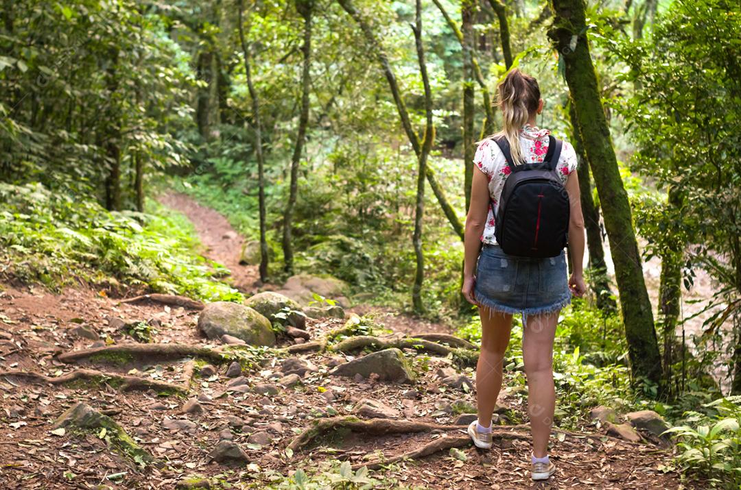 Grande conceito de trilha, vista traseira do jovem caminhando.