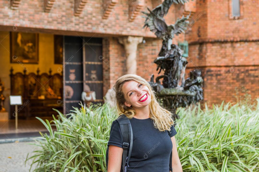 Jovem turista loira pousando em frente ao Instituto Ricardo Brennand