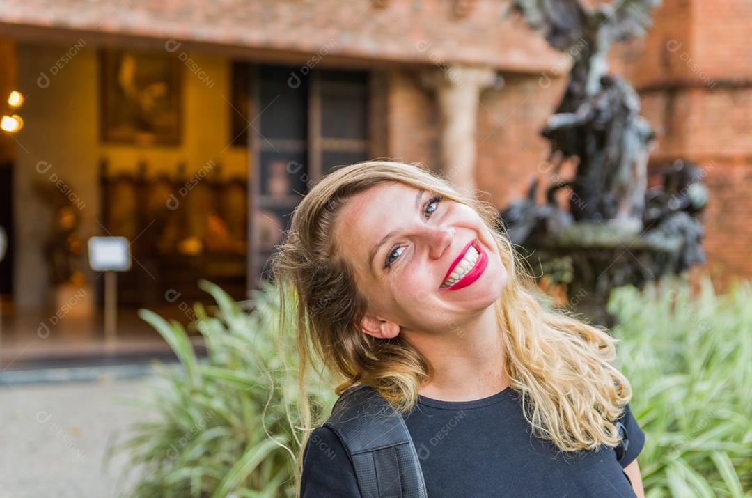 Jovem turista loira pousando em frente ao Instituto Ricardo Brennand