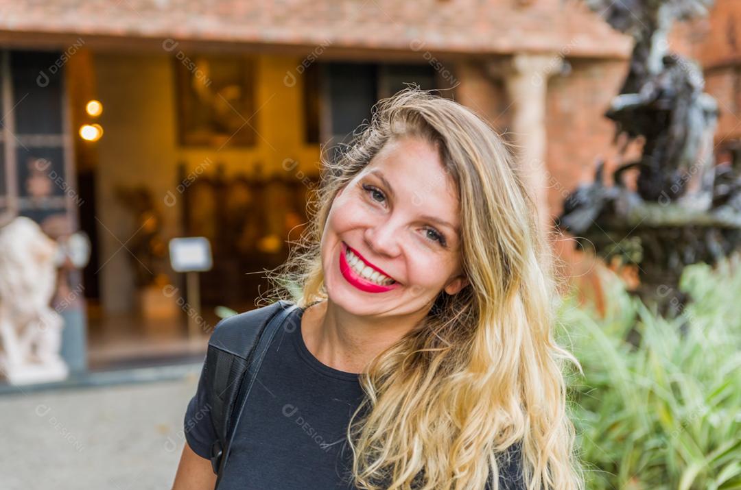 Jovem turista loira pousando em frente ao Instituto Ricardo Brennand