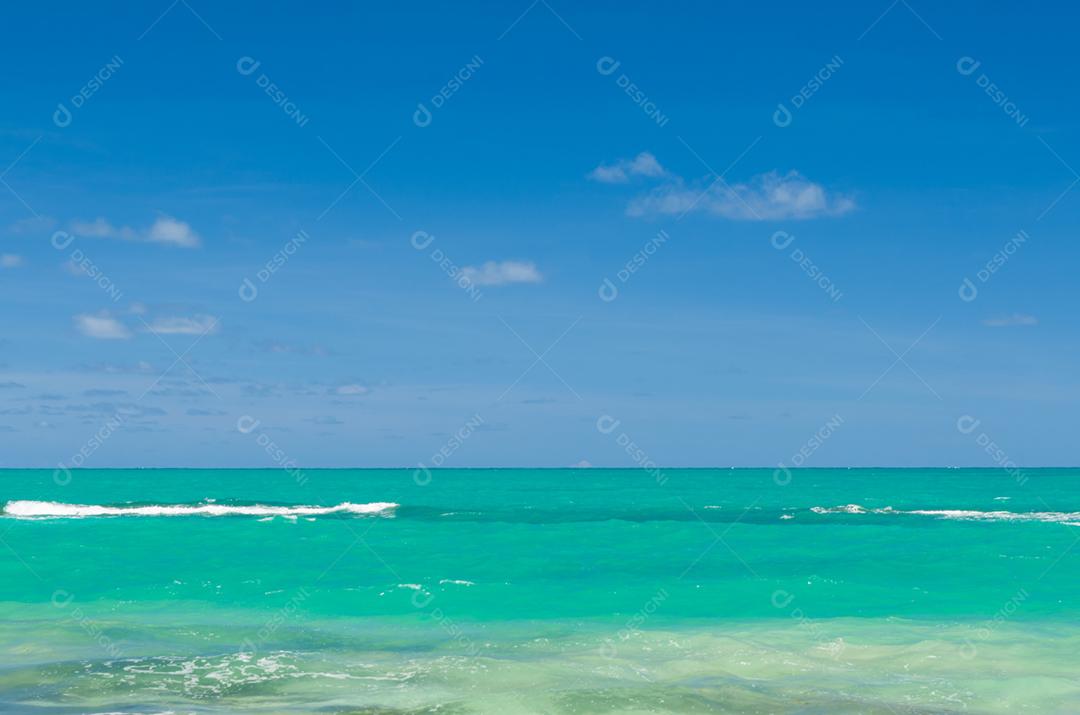 Grande fundo temático do mar, lindo mar com estilo caribenho turquesa de água azul. Praia dos Carneiros
