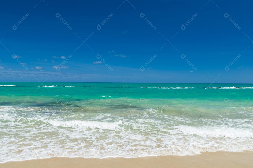 Grande fundo temático do mar, lindo mar com estilo caribenho turquesa de água azul. Praia dos Carneiros