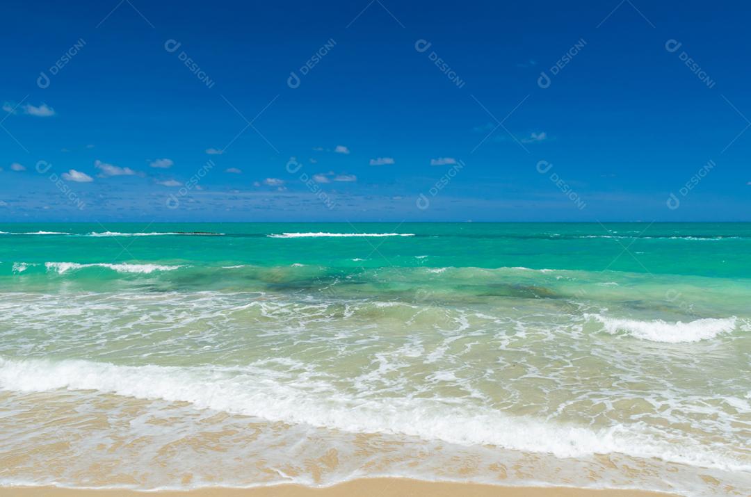Grande fundo temático do mar, lindo mar com estilo caribenho turquesa de água azul. Praia dos Carneiros