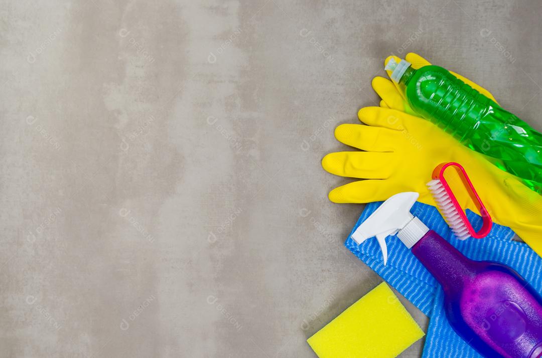 Grande conceito de limpeza, vários produtos usados ​​na limpeza em fundo cinza.