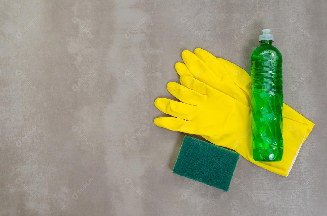 Grande conceito de limpeza, vários produtos usados ​​na limpeza em fundo cinza.