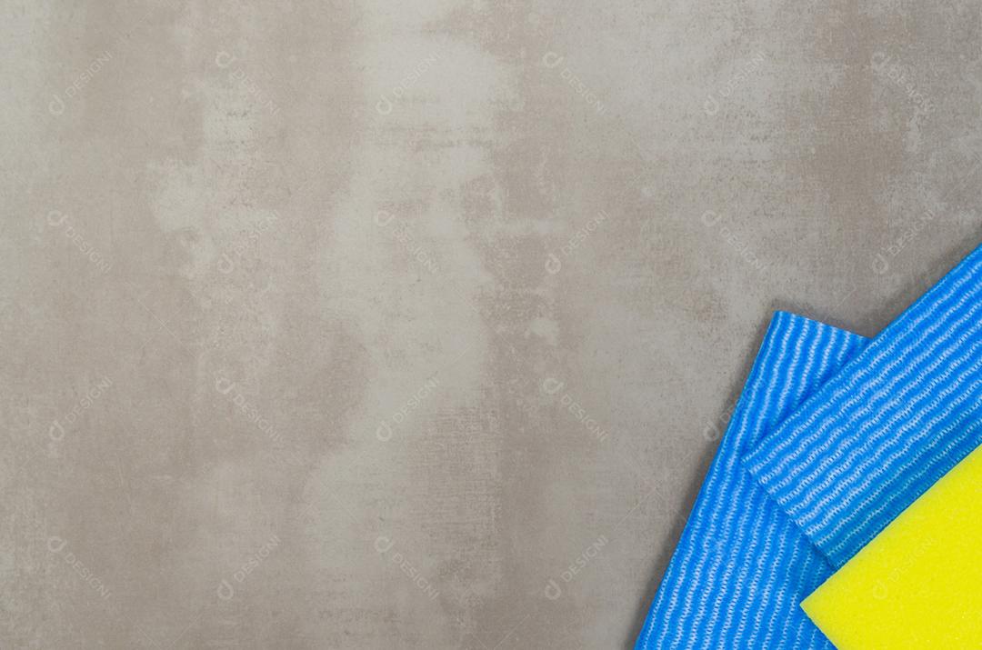 Grande conceito de limpeza, vários produtos usados ​​na limpeza em fundo cinza.