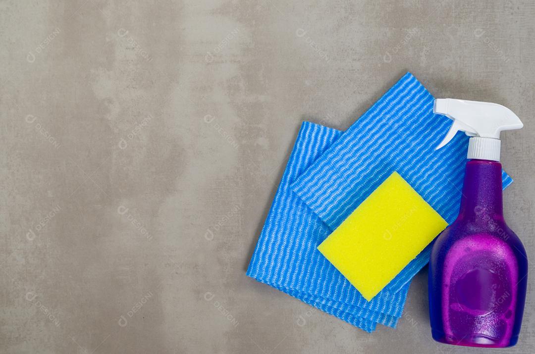 Grande conceito de limpeza, vários produtos usados ​​na limpeza em fundo cinza.