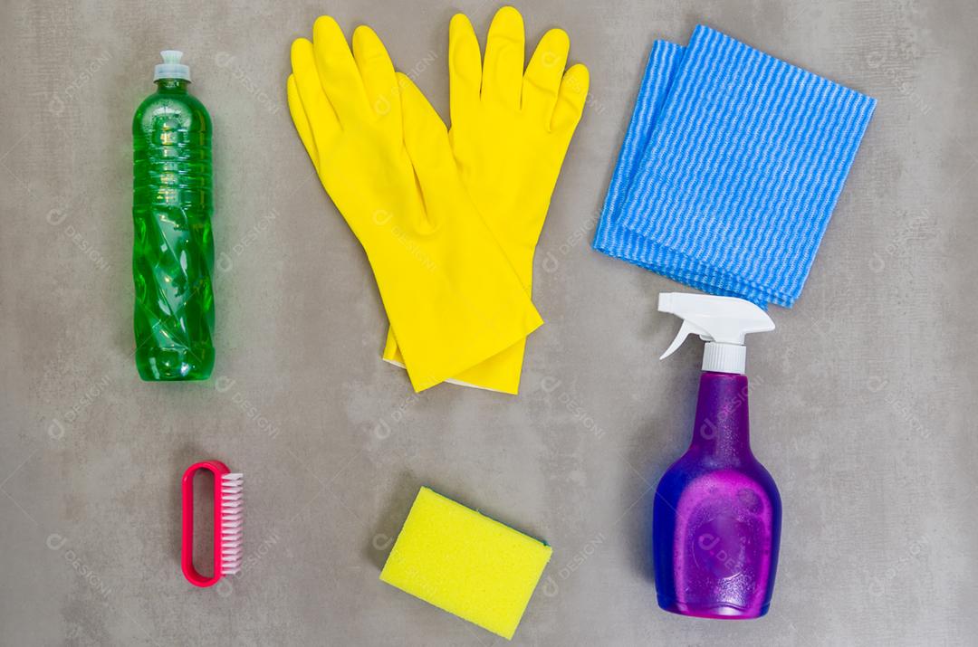 Grande conceito de limpeza, vários produtos usados ​​na limpeza em fundo cinza.