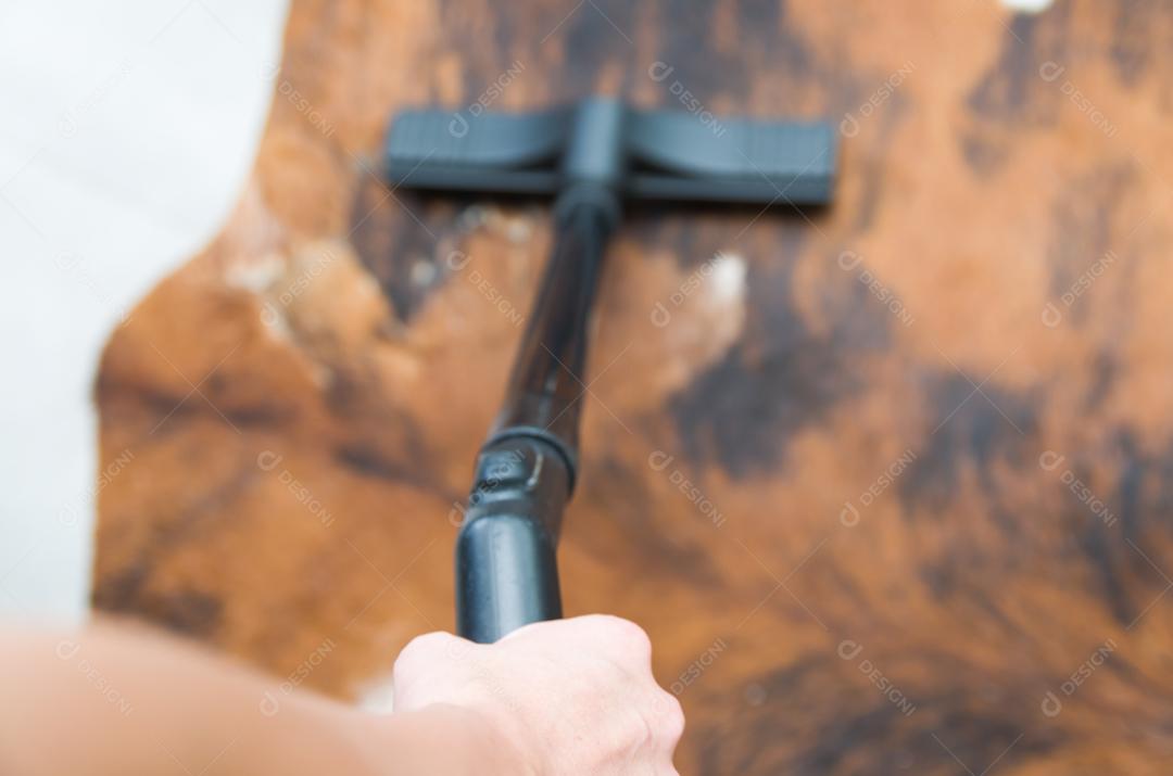 Grande conceito de limpeza doméstica, aspirar o chão, tapete.