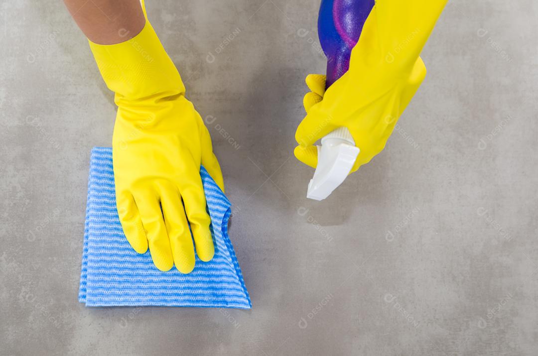 Grande conceito de limpeza doméstica, mulher limpando o chão