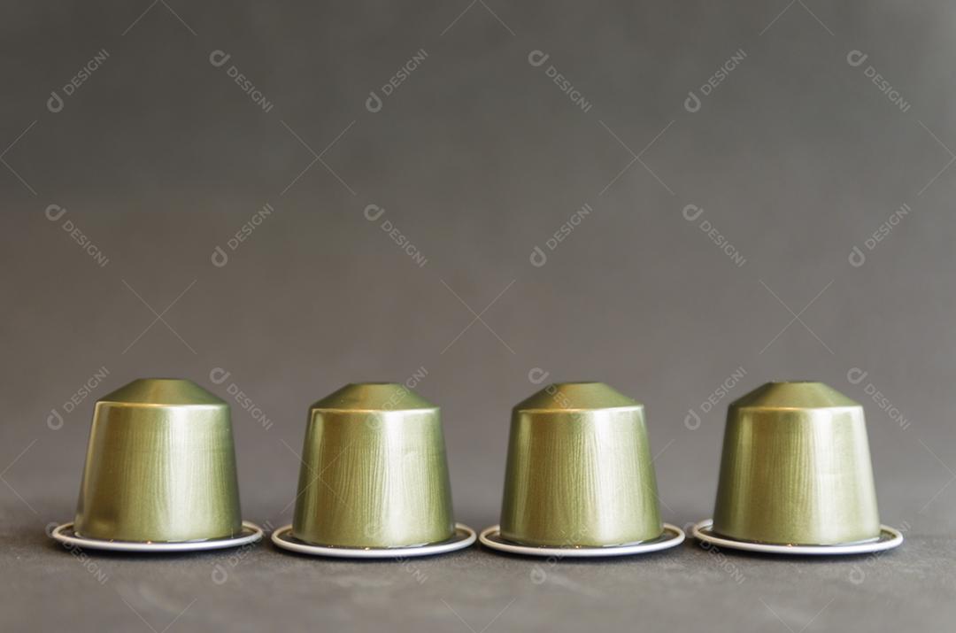 Cápsulas de café expresso coloridas, máquina de café, sobre fundo de madeira.