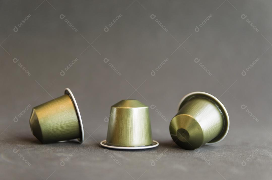 Cápsulas de café expresso coloridas, máquina de café, sobre fundo de madeira.