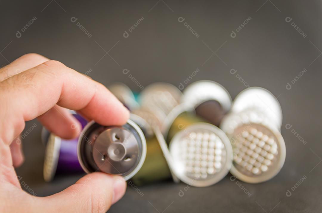 Lindas cápsulas de café coloridas em fundo preto