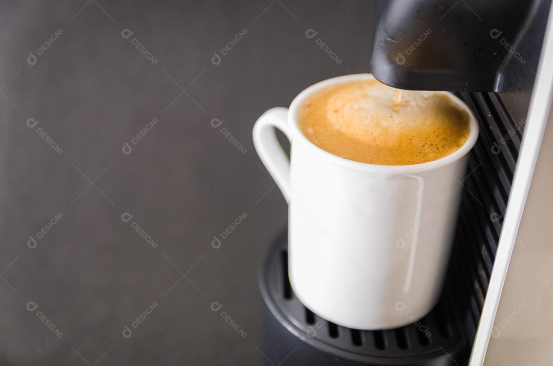 Cafeteira servindo café expresso, cápsula de café.