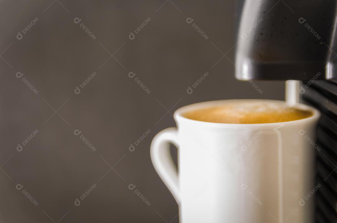 Cafeteira servindo café expresso, cápsula de café.