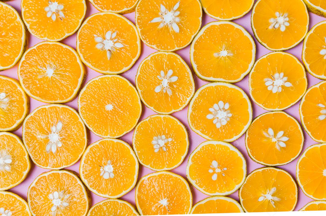 Linda textura de fatias de laranja no fundo rosa