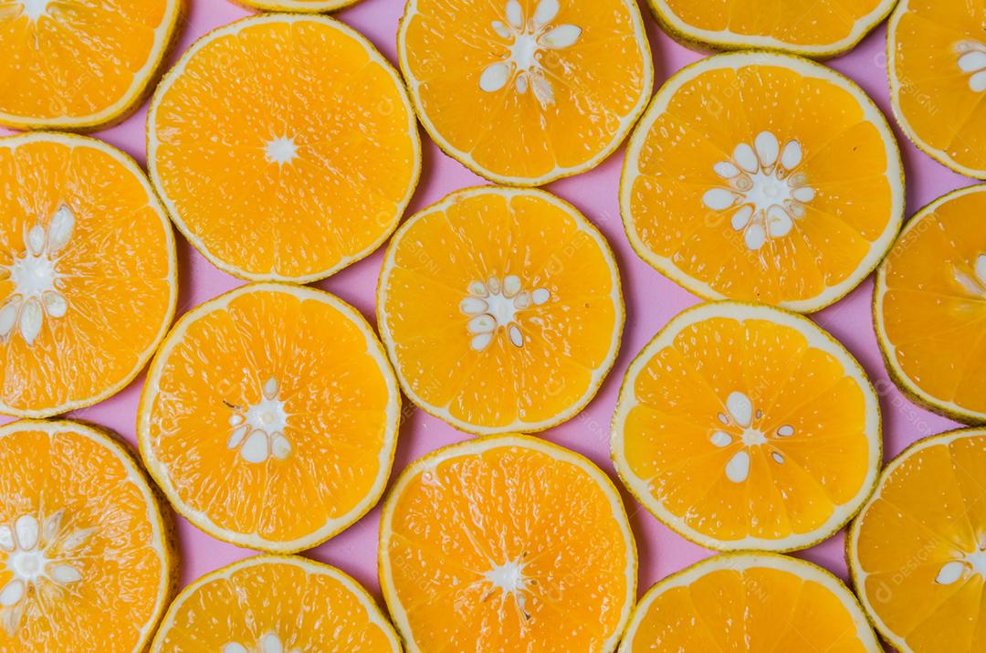 Linda textura de fatias de laranja no fundo rosa