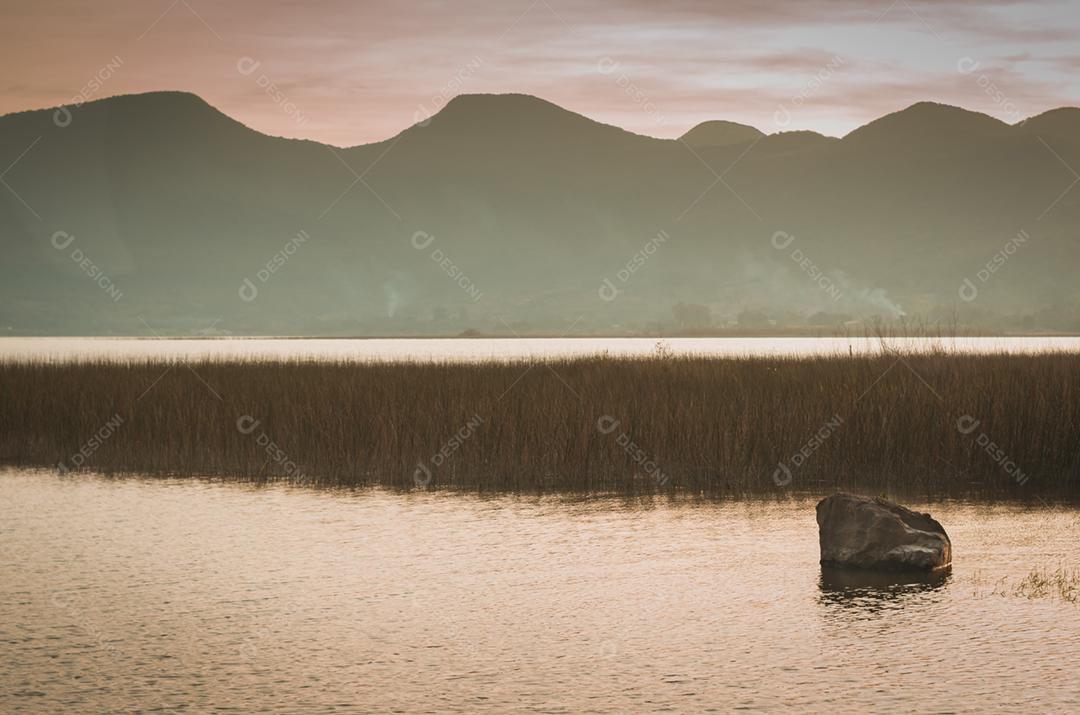 Fotografia de longa exposição de pedra solitária no lago