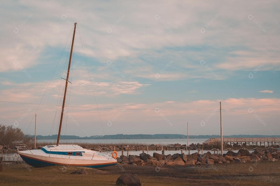 Veleiro ancorado na praia, lagoa do Brasil.