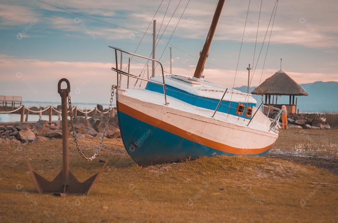 Veleiro ancorado na praia, lagoa do Brasil.