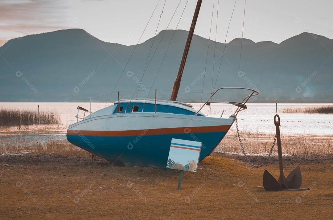 Veleiro ancorado na praia, lagoa do Brasil.