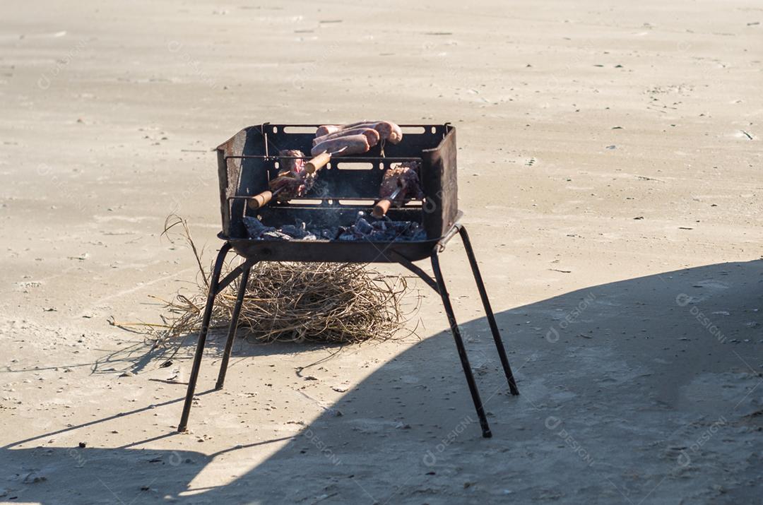 Churrasco na praia, tradicional churrasco gaúcho, Brasil.
