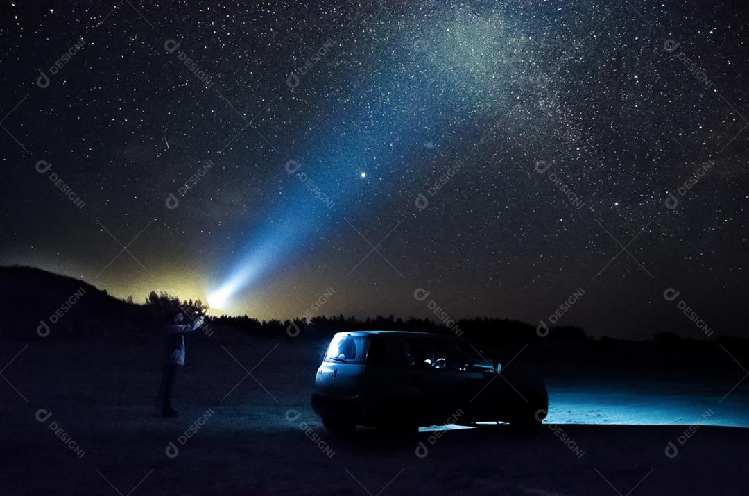 Fotografia de longa exposição do centro da Via Láctea, 14 km ao sul da Praia do Farol