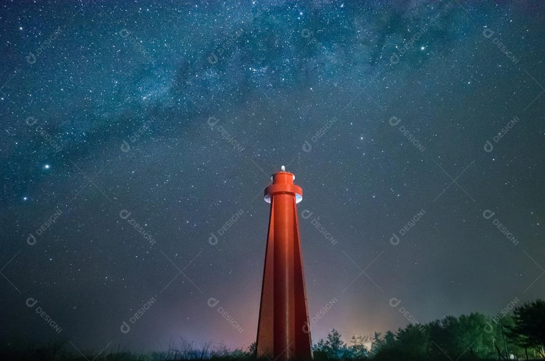 Fotografia de longa exposição do centro da Via Láctea, 14 km ao sul da Praia do Farol