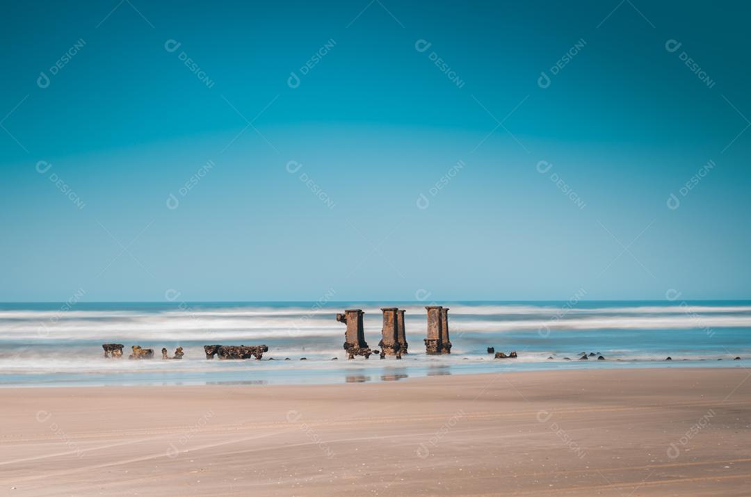 Navio Monte Athos, naufragado na praia em 1967, lentamente corroído pelo tempo