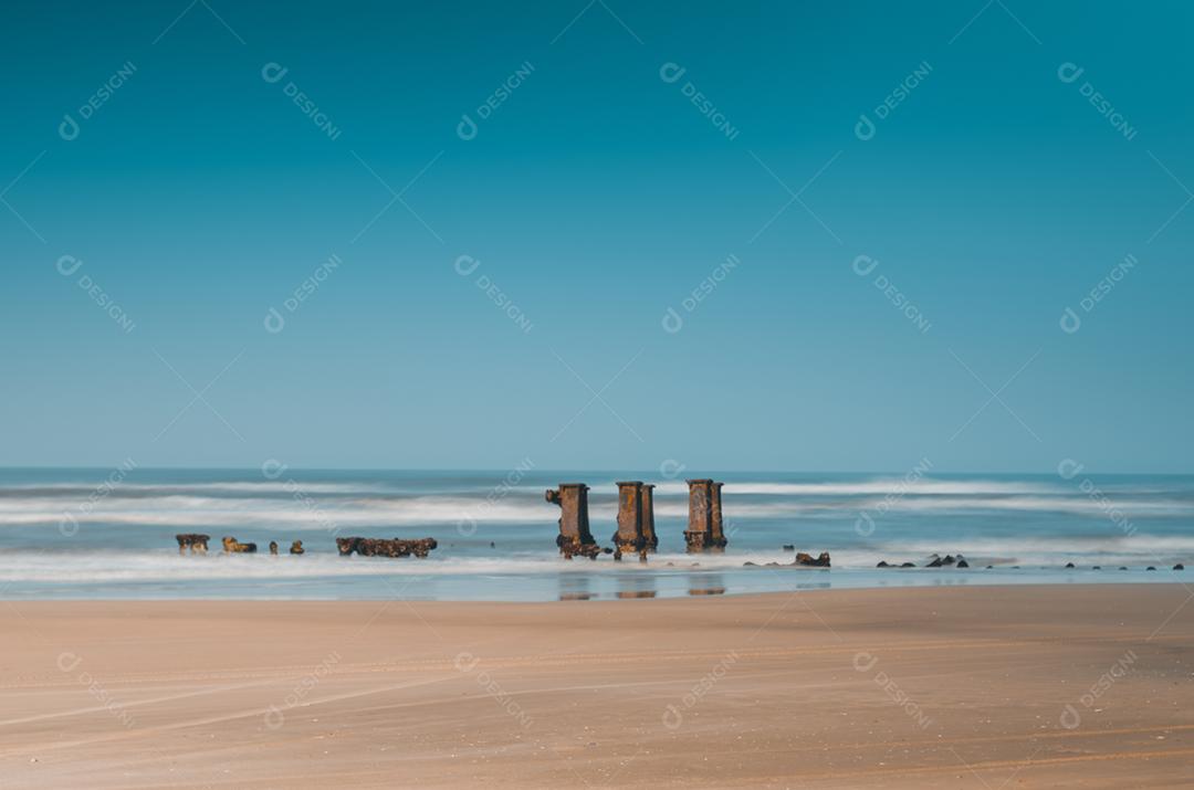 Navio Monte Athos, naufragado na praia em 1967, lentamente corroído pelo tempo