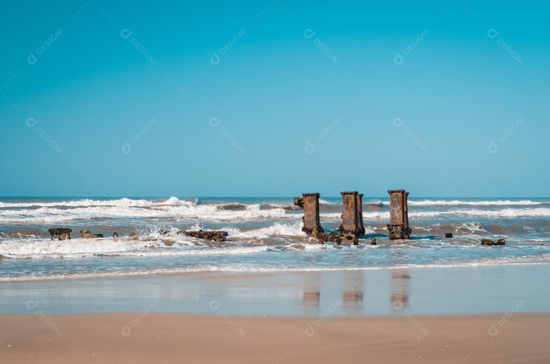 Navio Monte Athos, naufragado na praia em 1967, lentamente corroído pelo tempo