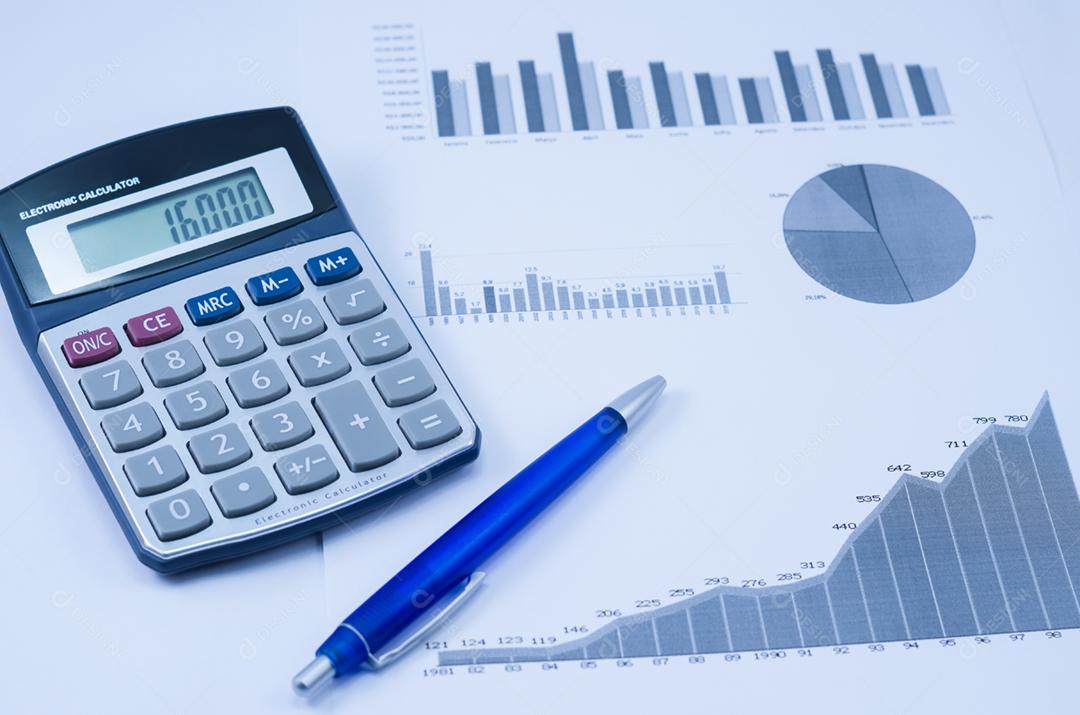 Caneta, gráficos, calculadora, conceito de finanças, economia doméstica.