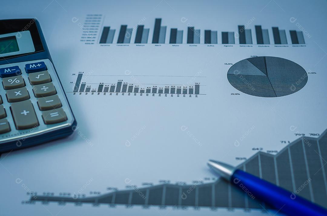 Caneta, gráficos, calculadora, conceito de finanças, economia doméstica.