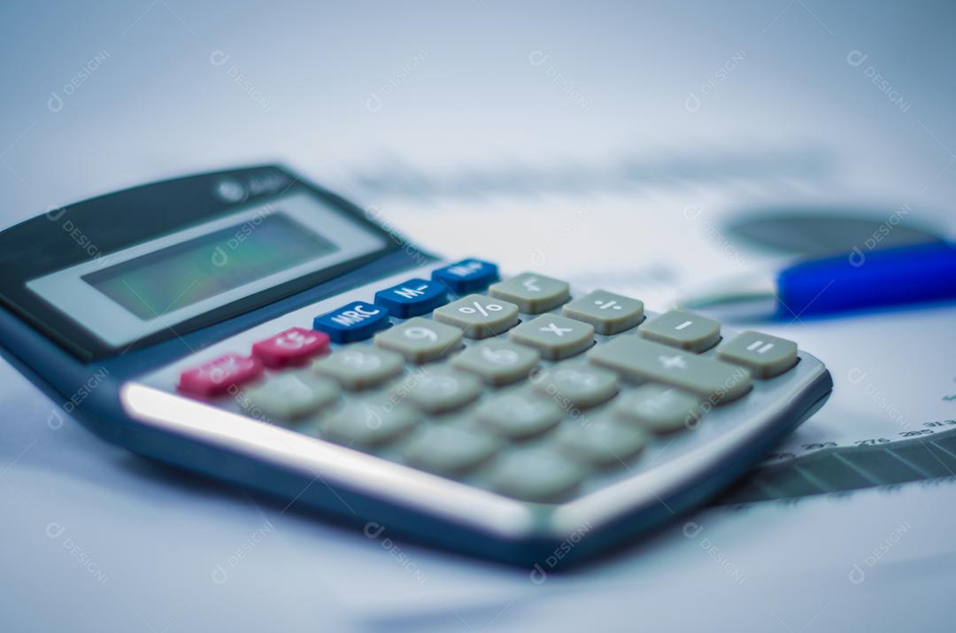 Caneta, gráficos, calculadora, conceito de finanças, economia doméstica.