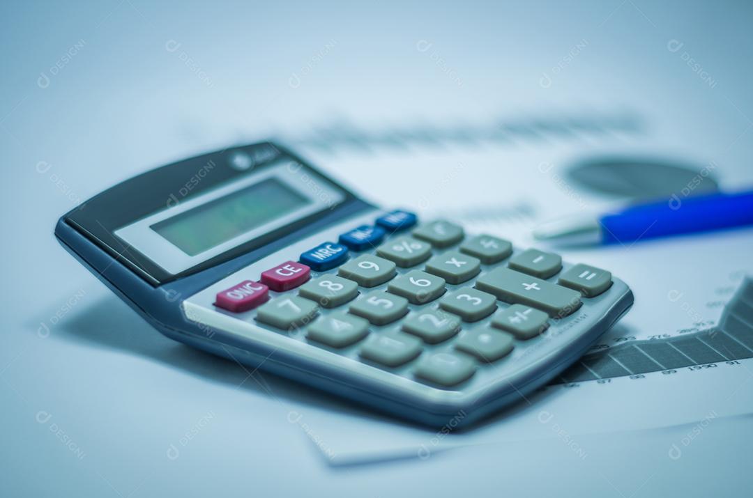 Caneta, gráficos, calculadora, conceito de finanças, economia doméstica.