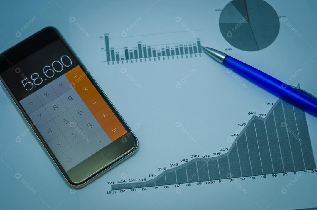 Smartphone, caneta, gráficos, calculadora, cartão de crédito e dinheiro brasileiro (real), conceito de finanças