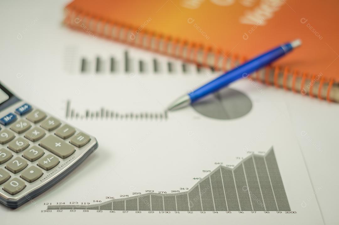 Caneta, gráficos, calculadora, conceito de finanças, economia doméstica.