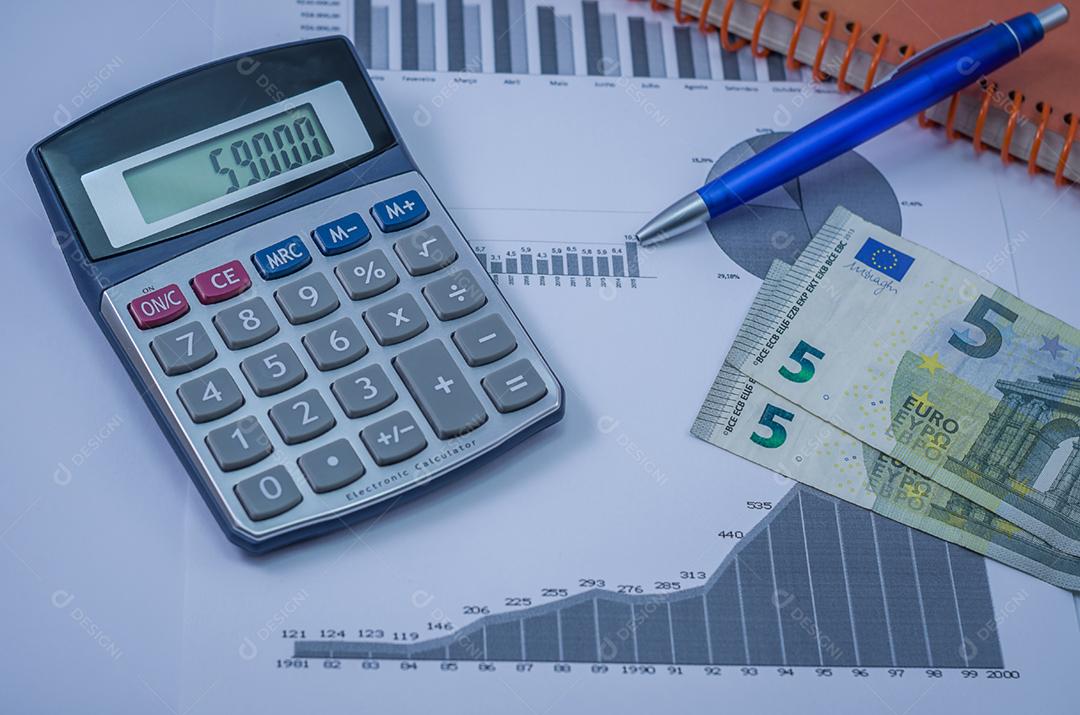 Caneta, gráficos, calculadora, caneta e dinheiro euro, conceito de finanças, economia doméstica.