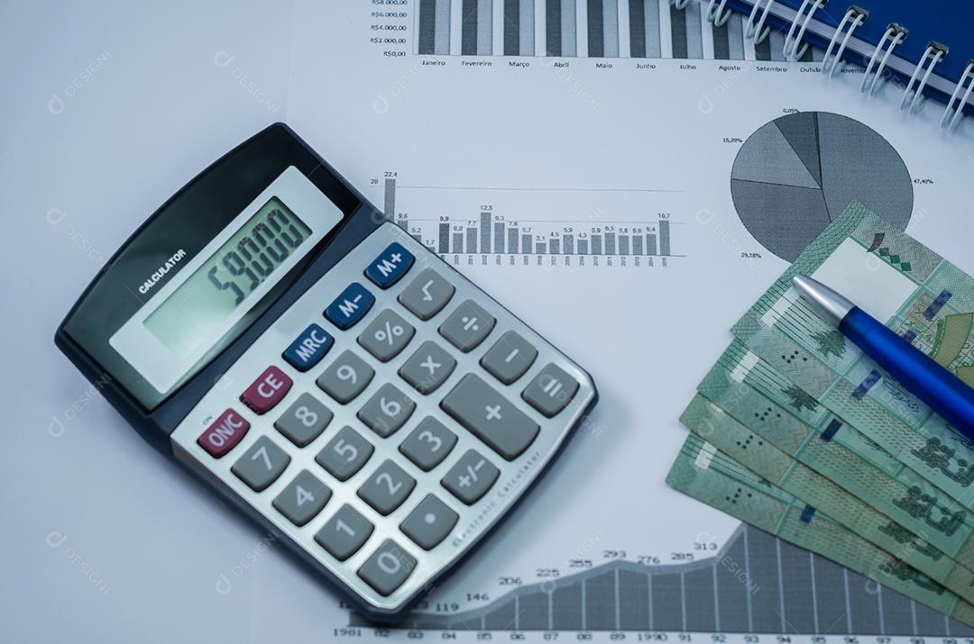Caneta, gráficos, calculadora, conceito de finanças, economia doméstica.