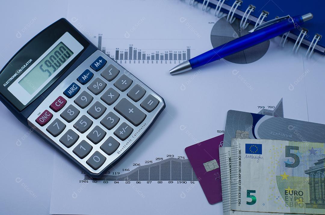 Caneta, gráficos, calculadora, caneta, cartão de crédito e dinheiro euro, conceito de finanças, economia doméstica.