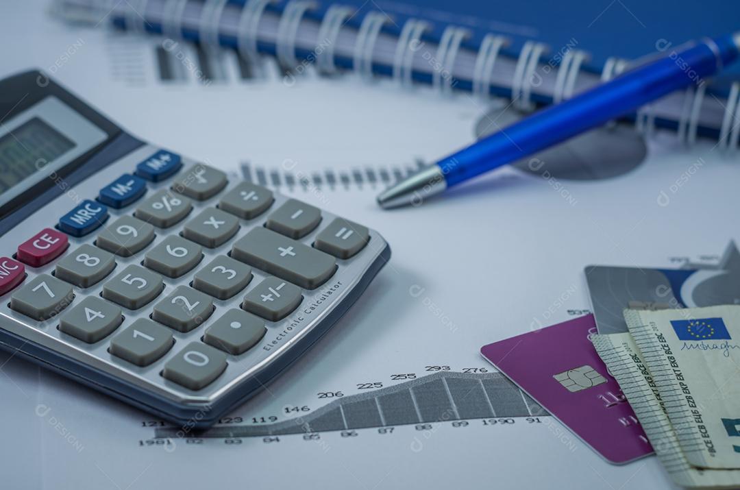 Caneta, gráficos, calculadora, caneta, cartão de crédito e dinheiro euro, conceito de finanças, economia doméstica.