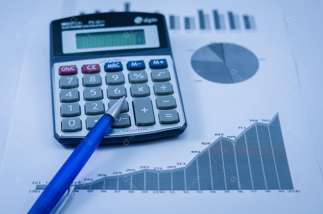 Caneta, gráficos, calculadora, conceito de finanças, economia doméstica.