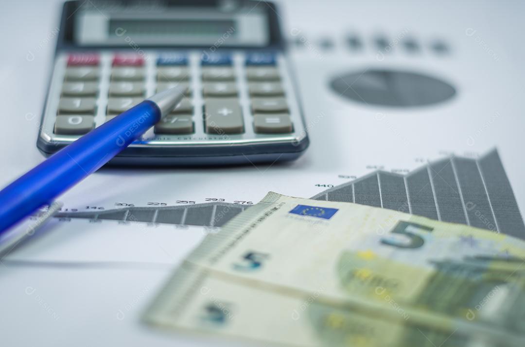 Caneta, gráficos, calculadora, caneta e dinheiro euro, conceito de finanças, economia doméstica.