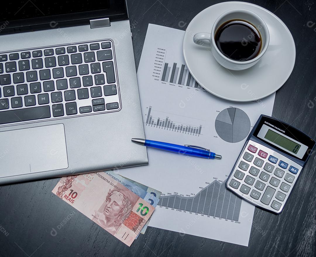 Laptop, xícara de café, caneta, calculadora, gráficos e dinheiro Libra libanesa, conceito de finanças