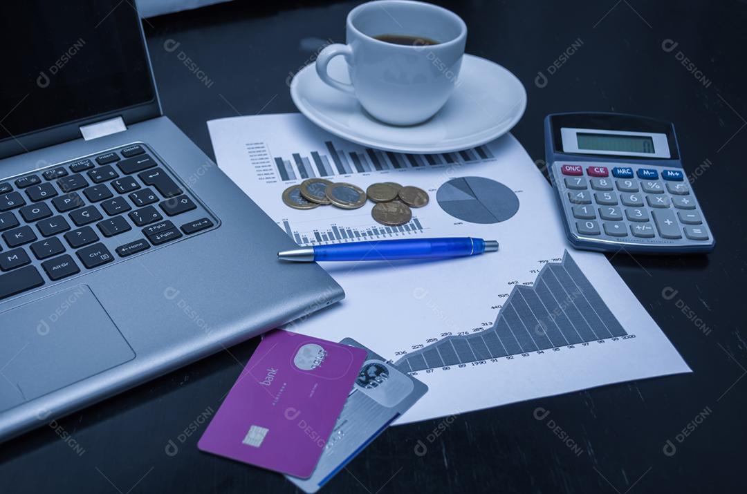 Caneta, gráficos, calculadora, caneta, cartão de crédito e dinheiro euro, conceito de finanças