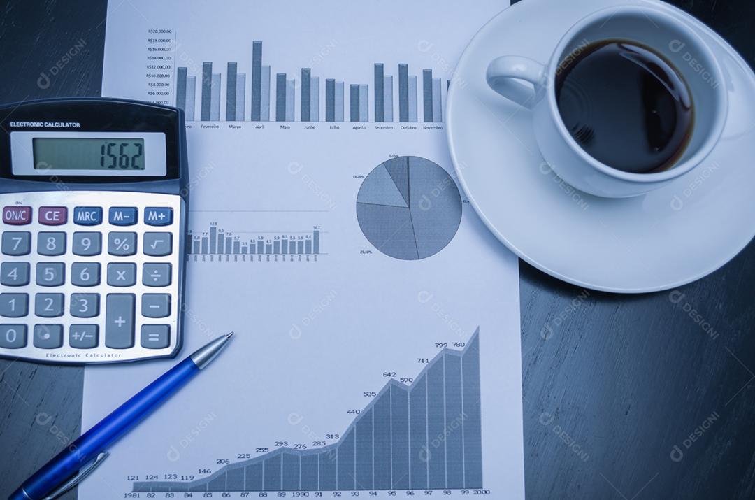 Caneta, gráficos, calculadora, conceito de finanças, economia doméstica.