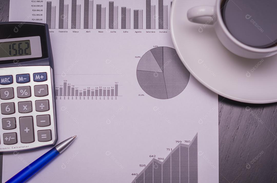 Caneta, gráficos, calculadora, conceito de finanças, economia doméstica.