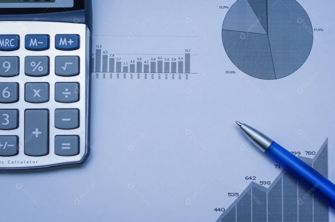 Caneta, gráficos, calculadora, conceito de finanças, economia doméstica.